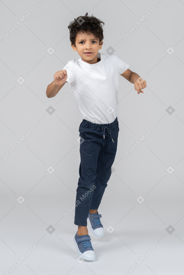 Un niño a punto de saltar