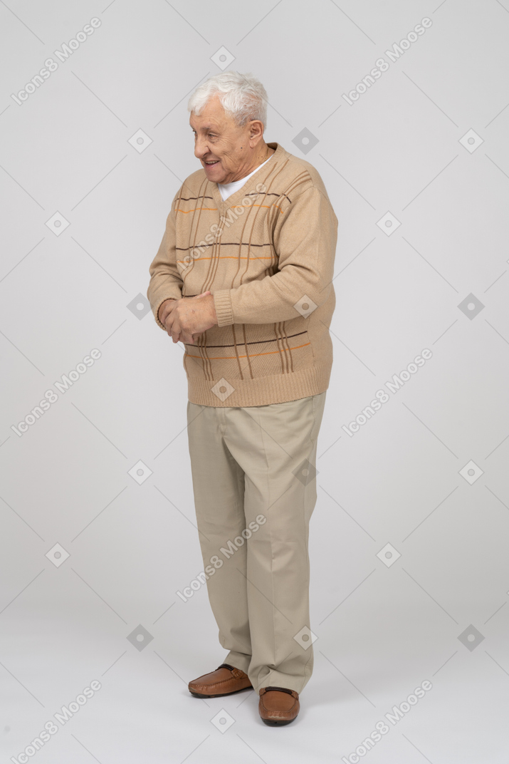 Vorderansicht eines glücklichen alten mannes in freizeitkleidung
