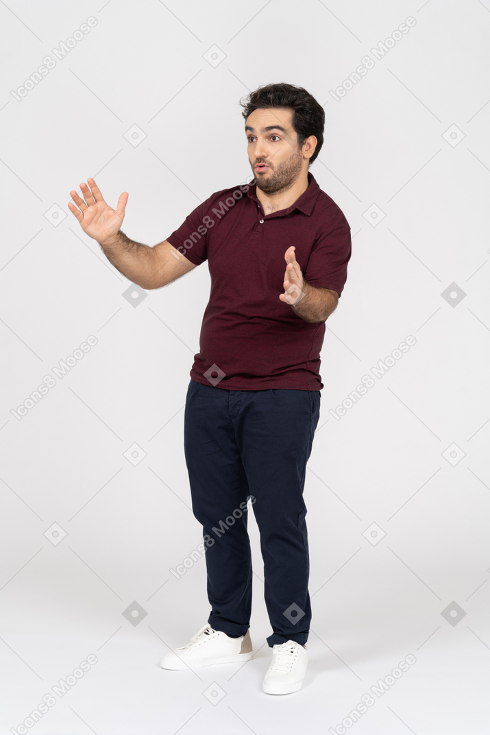 Hombre mostrando el tamaño con ambas manos