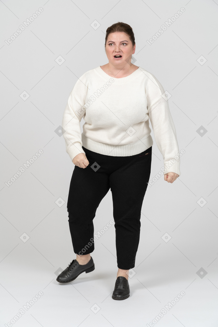 穿着便服的害怕的胖女人