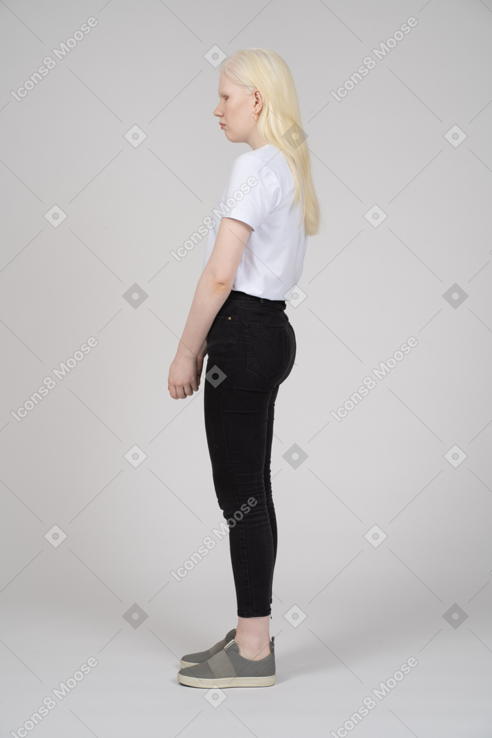 Vista de perfil de uma jovem em roupas casuais