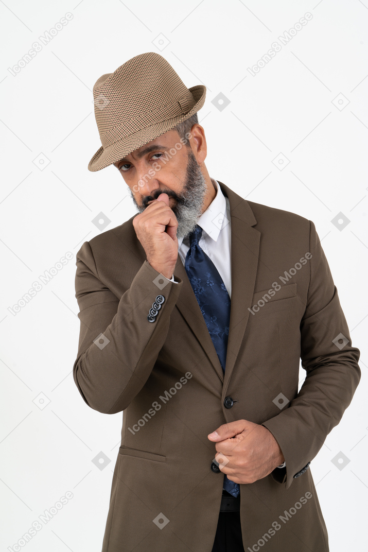 Elegante uomo maturo che indossa un cappello
