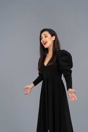 Vista di tre quarti di una giovane donna che canta in un abito nero