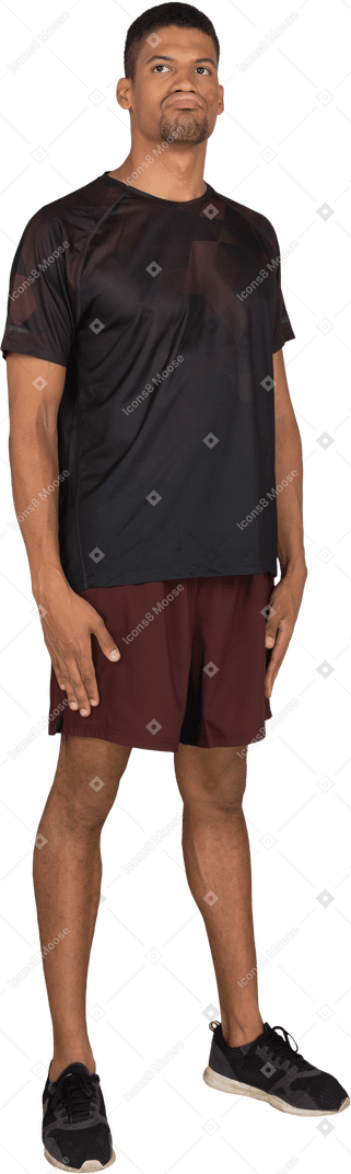 Jeune homme en tenue de sport exerçant