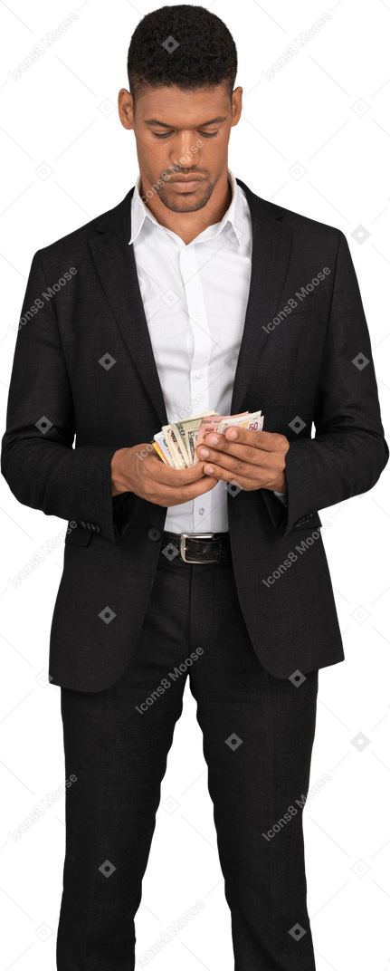 Vista frontale di un giovane in abito nero che tiene banconote