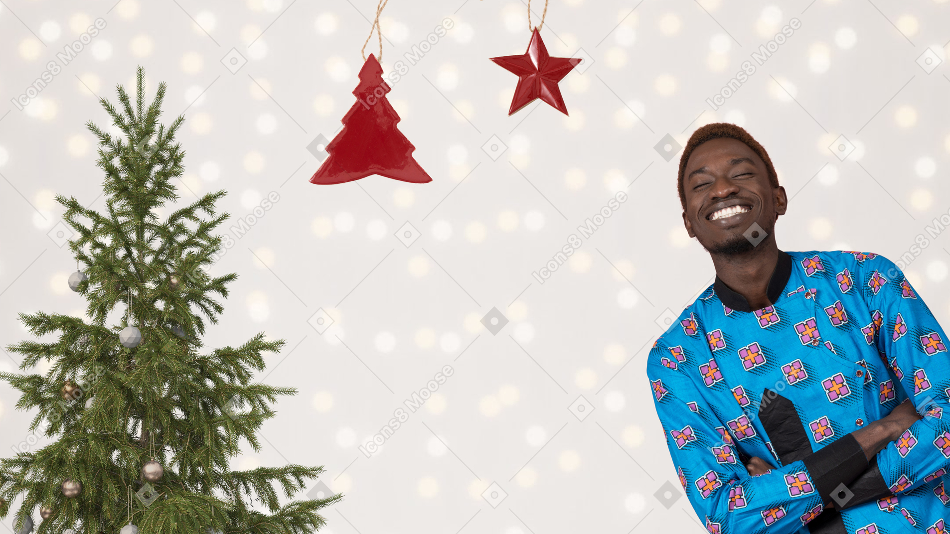 Hombre feliz de pie cerca del árbol de navidad