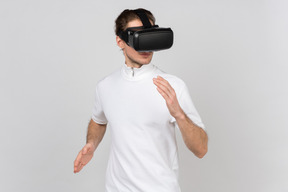 Homme dans un casque vr faisant des mouvements de danse de robot