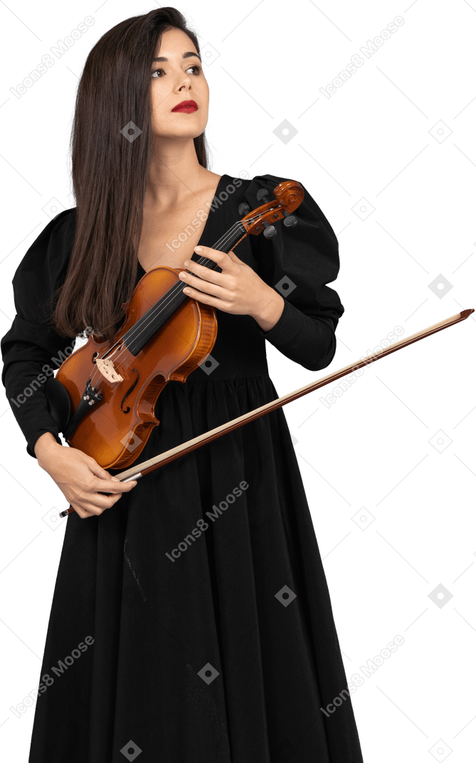 Крупный план молодой дамы в черном платье, держащей скрипку