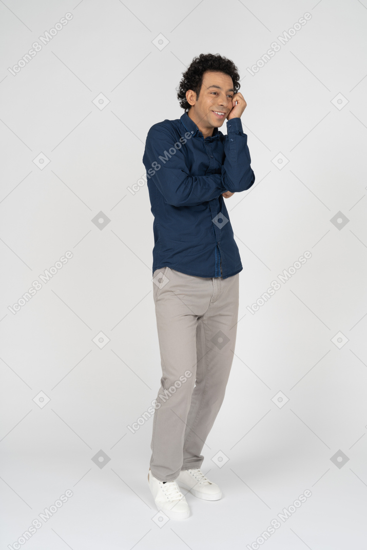 Vista frontal de um homem feliz em roupas casuais