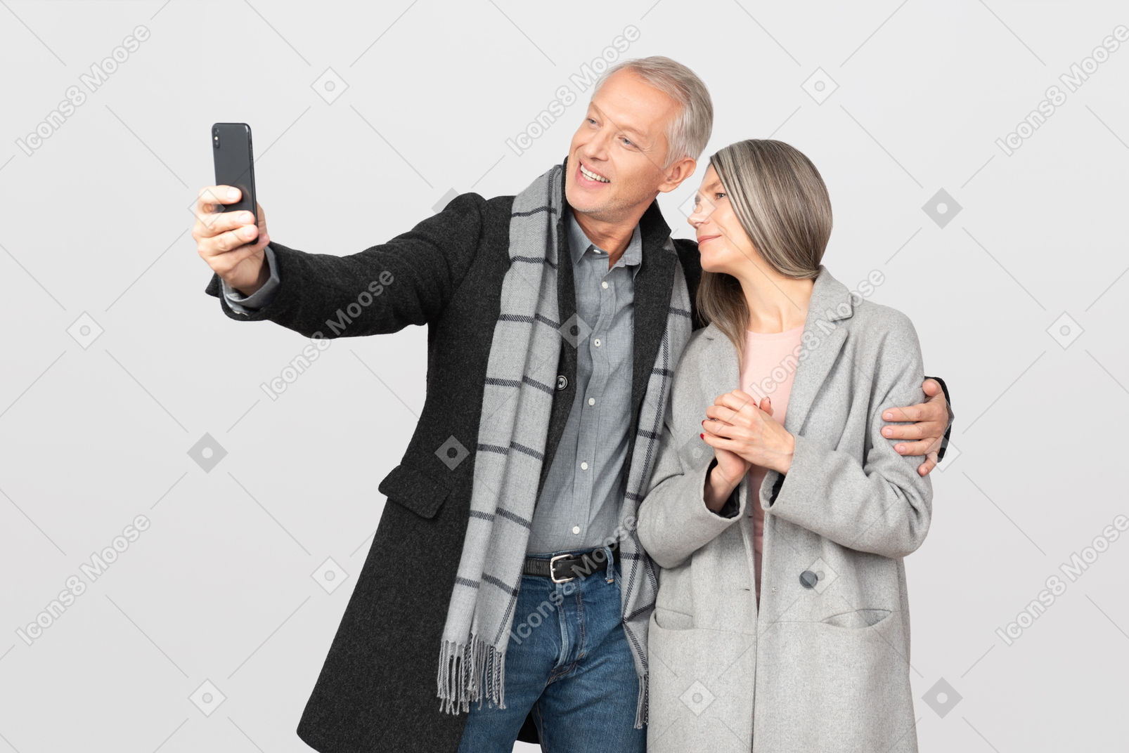 Homem e mulher fazendo selfie
