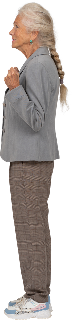 Seitenansicht einer alten dame im anzug, die faust zeigt