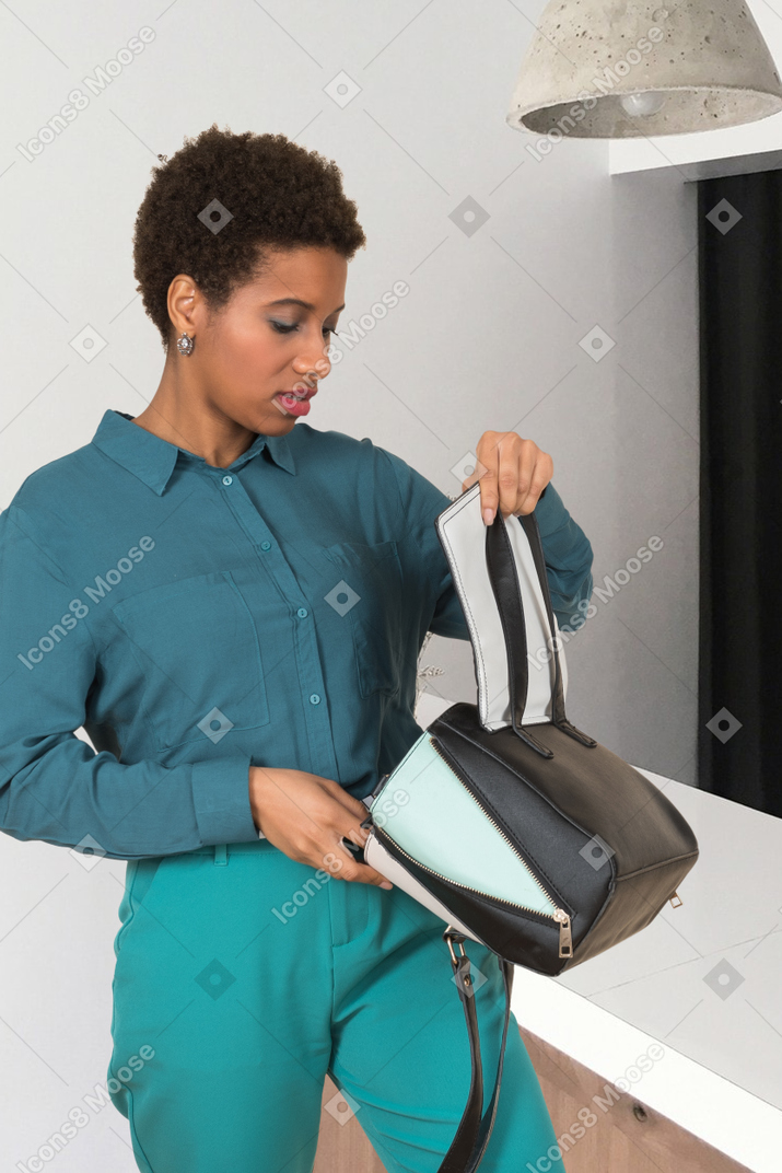 Femme regardant dans un sac