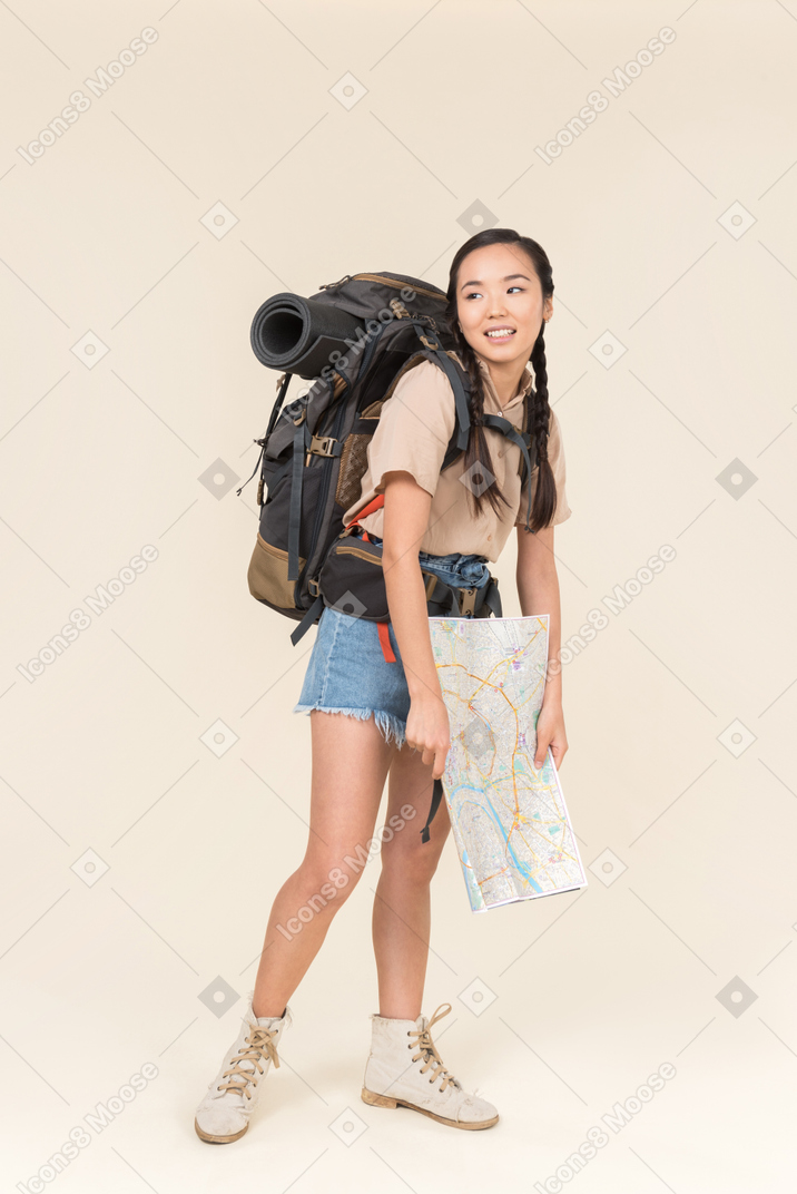 Joven excursionista asiática con aspecto cansado