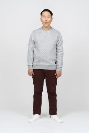 Hombre en ropa casual de pie