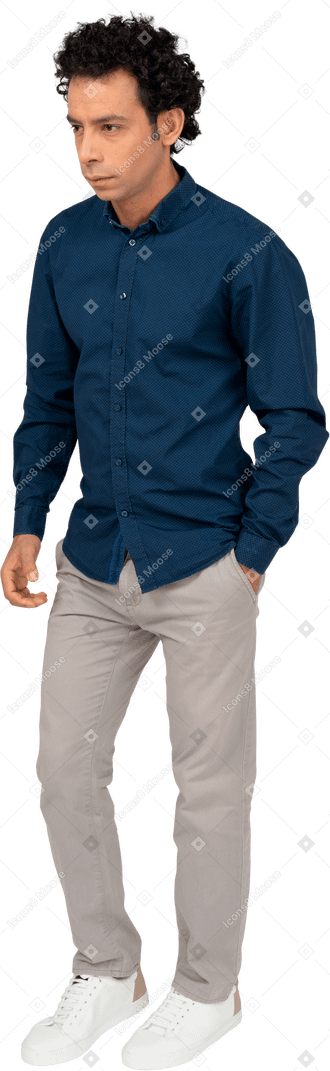 Вид спереди человека в повседневной одежде, стоящего с рукой в кармане