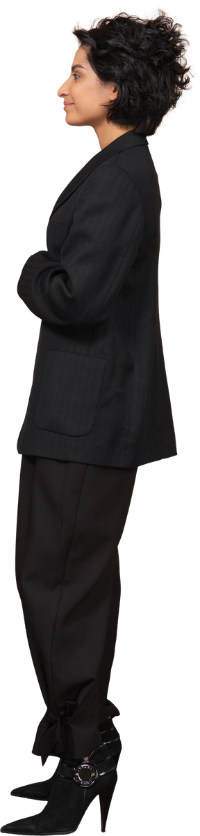Vista lateral de uma empresária satisfeita em um terno preto