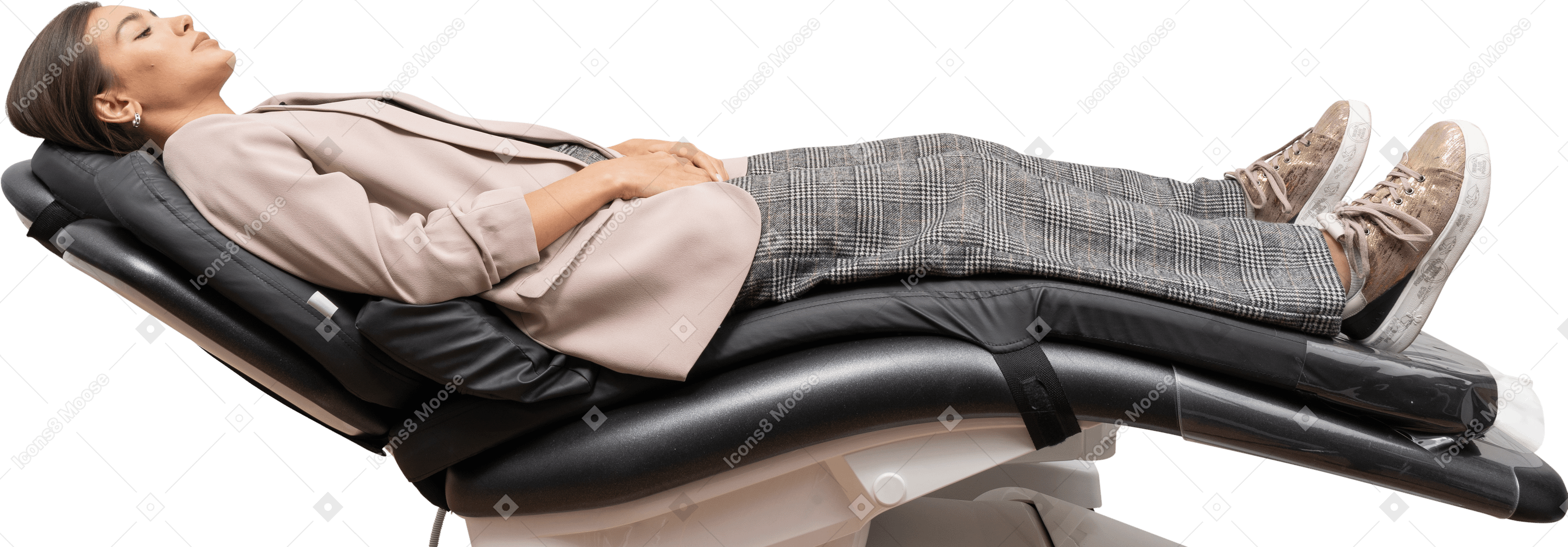 Longitud total de una paciente somnolienta acostada en una silla de hospital