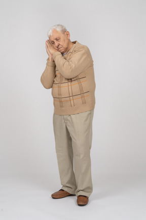 Vista frontal de un anciano soñoliento con ropa informal