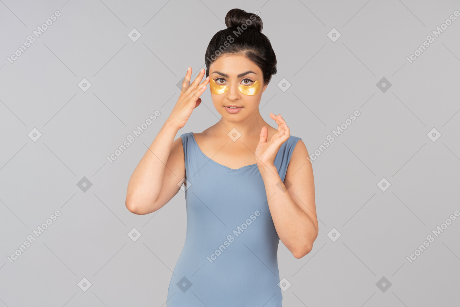 彼女の顔に目のパッチを持つ若いインド人女性