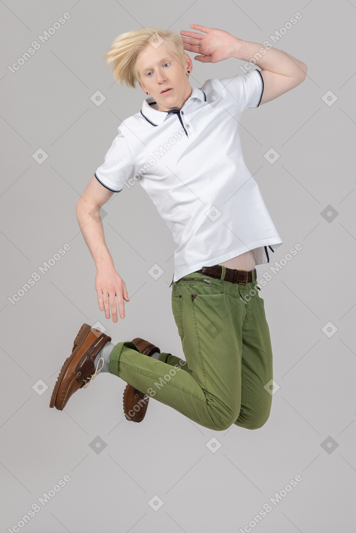 Jeune homme saute