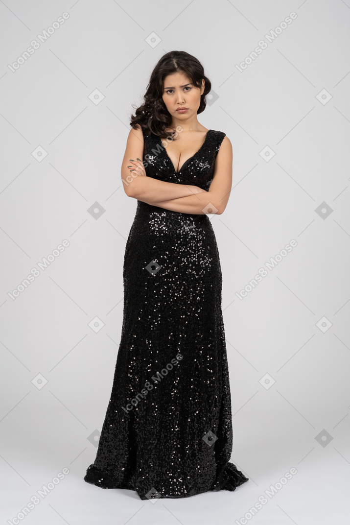 Mulher descontente em vestido de noite preto