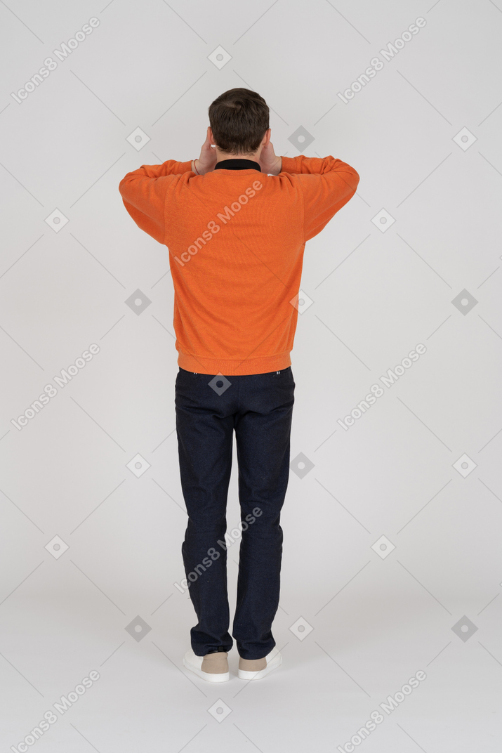 Jovem em pé de moletom laranja