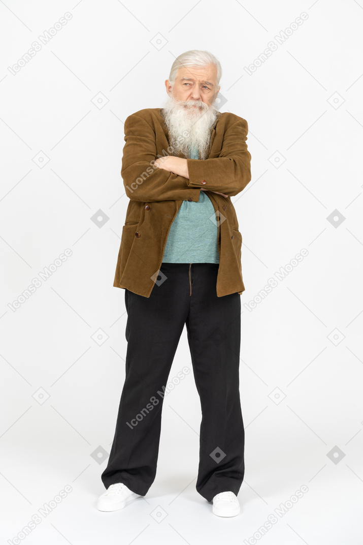 Vue de face d'un vieil homme debout avec les bras croisés et à la colère