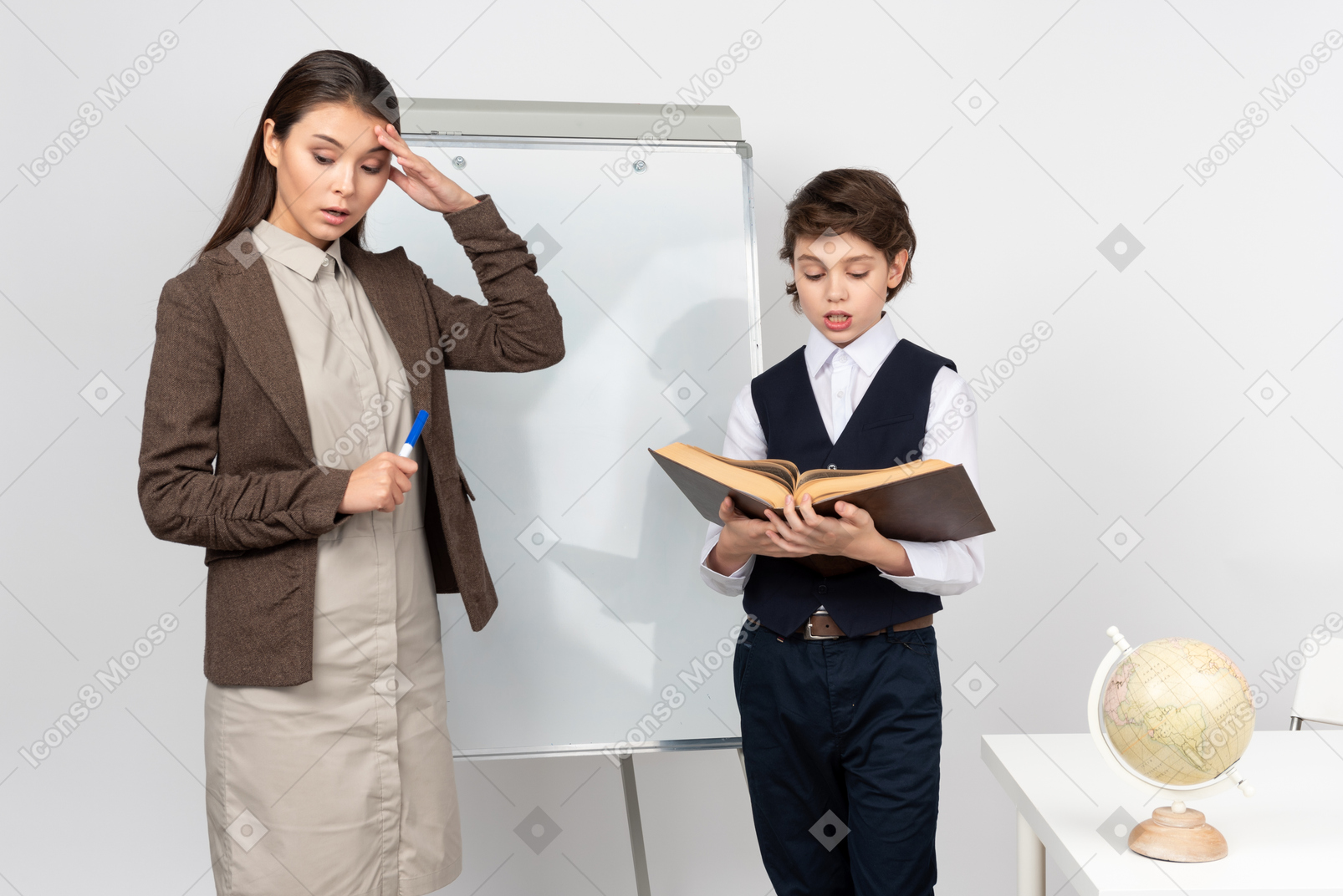 Atontado joven profesor y un alumno respondiendo en clase