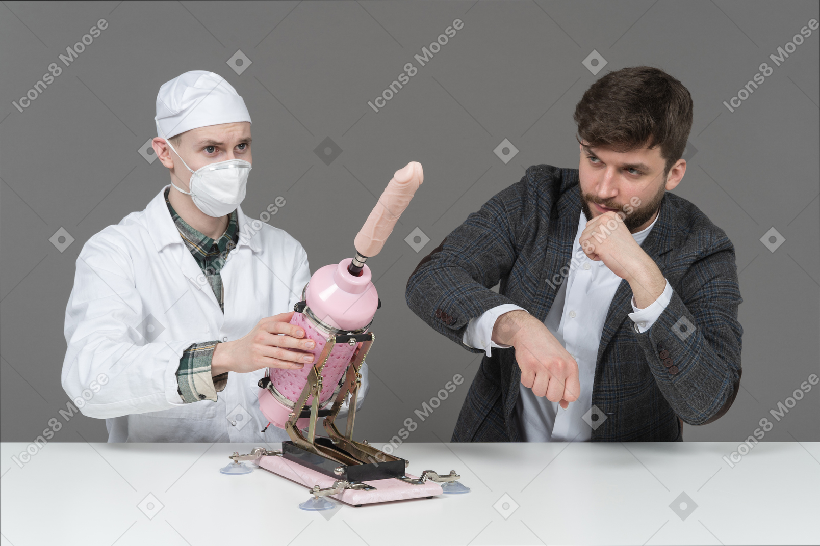 Jovem de terno e médico examinando máquina de sexo