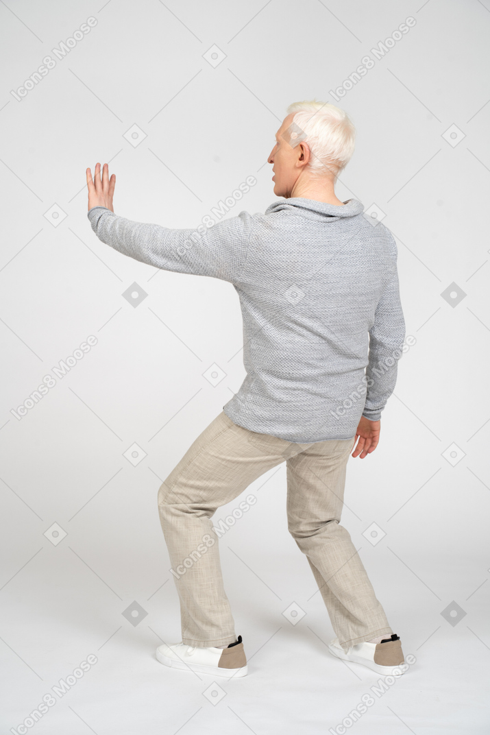 Vista traseira do homem mostrando o gesto de parada