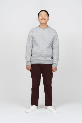 Hombre en ropa casual de pie