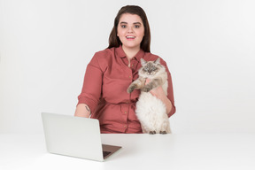 Zusammen mit herrn cat im internet surfen