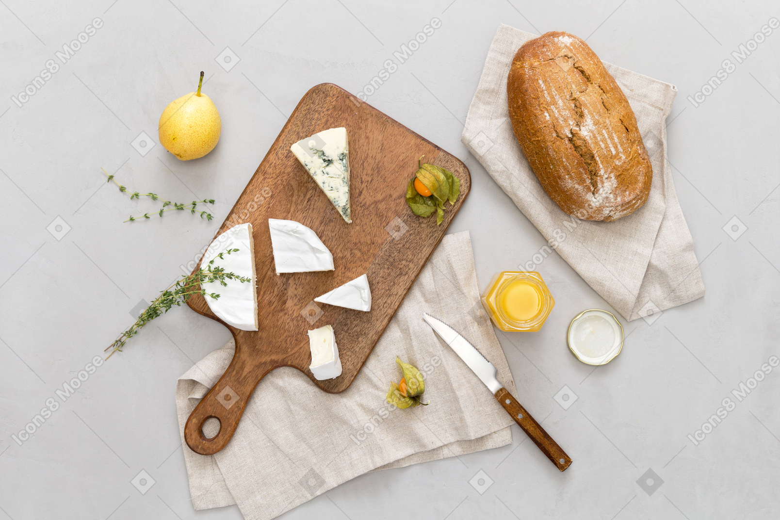 Pão integral, um pouco de queijo, um pote de mel e uma pêra