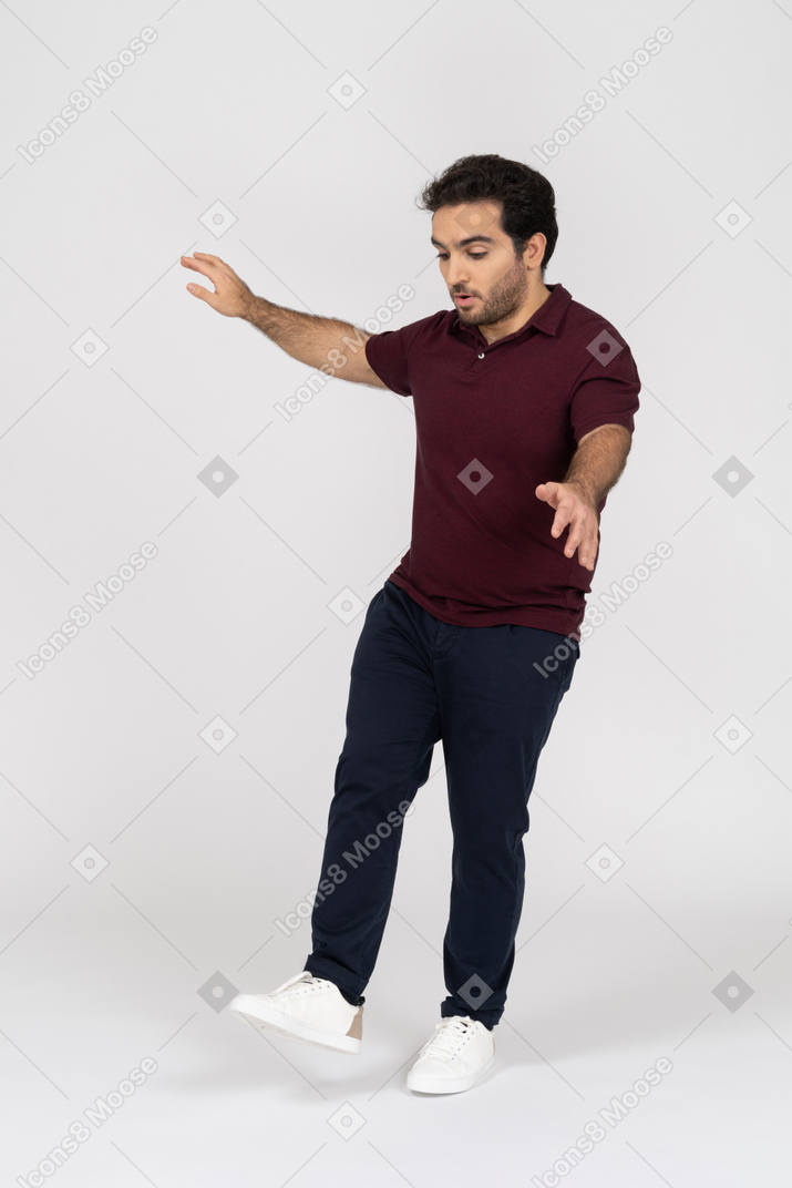 Homem em roupas casuais equilíbrio andando