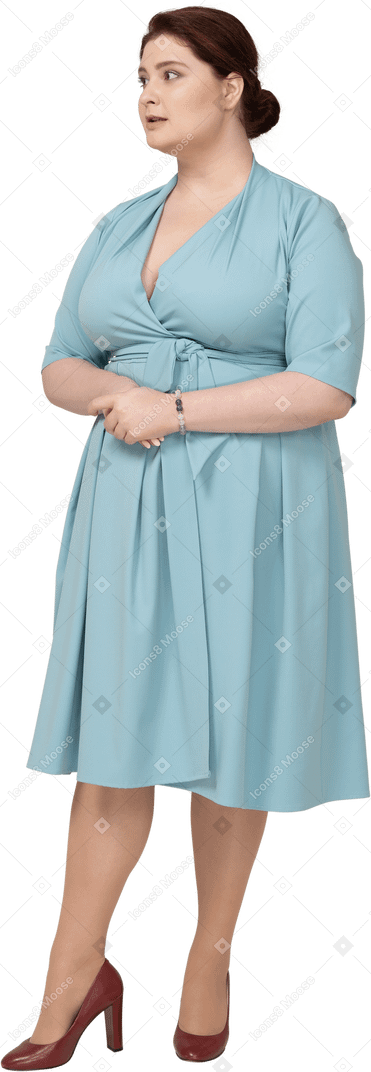 Vue de face d'une femme en robe bleue