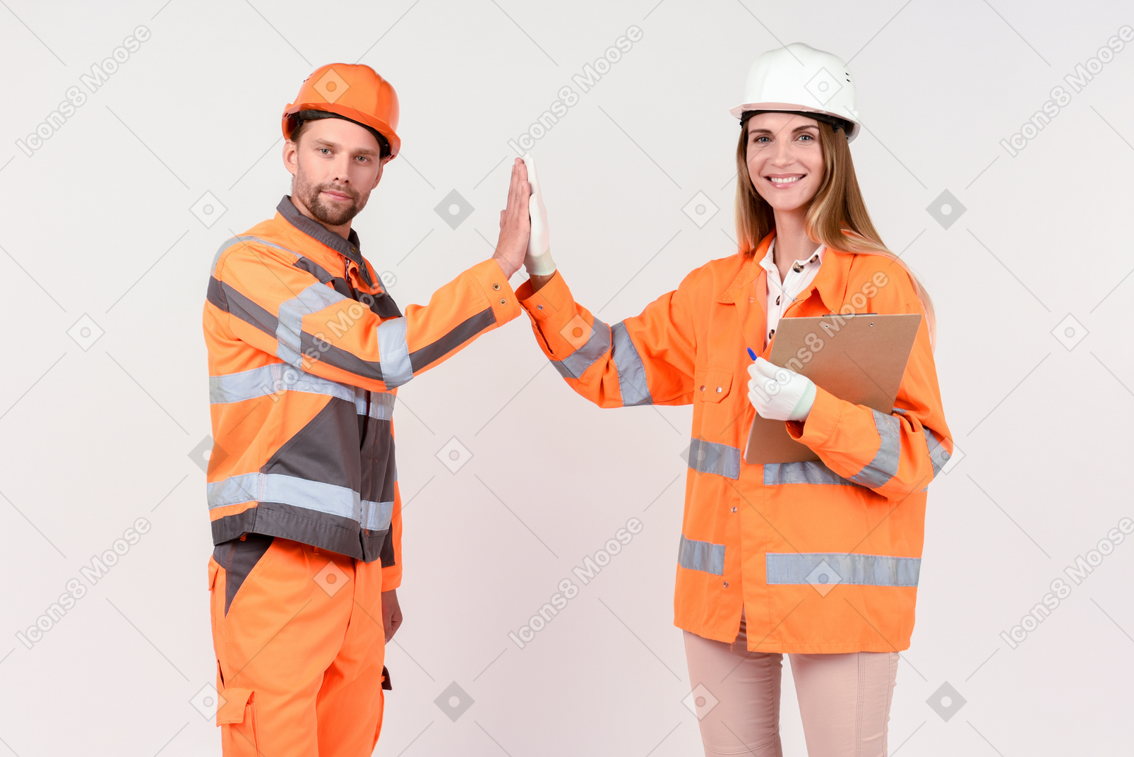 Männliche und weibliche arbeiter geben high five