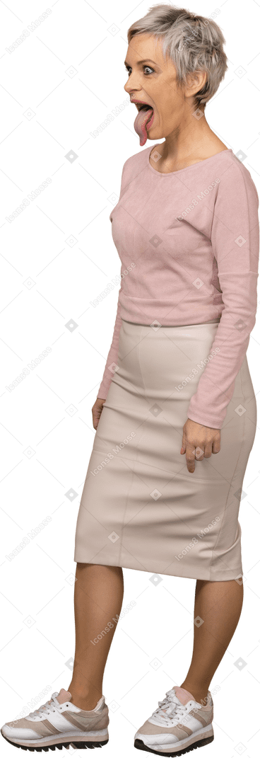 Vista laterale di una donna in abiti casual che mostra la lingua