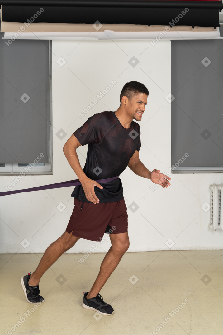 Junger mann in sportkleidung trainieren
