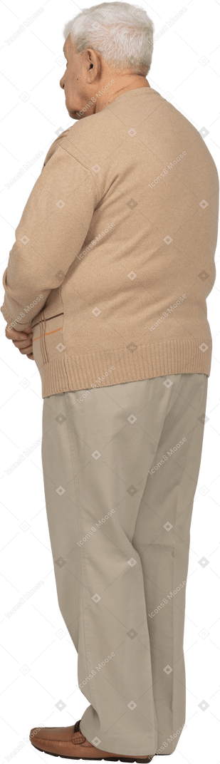 Vista trasera de un anciano con ropa informal