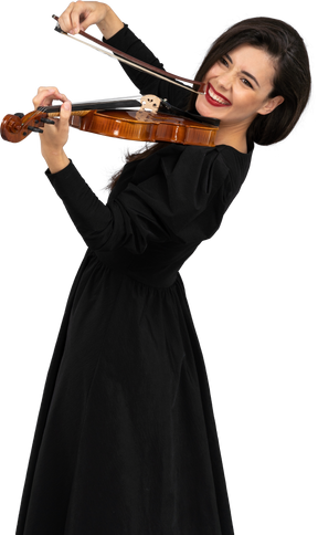 바이올린 연주 검은 드레스에 쾌활한 아가씨의 근접