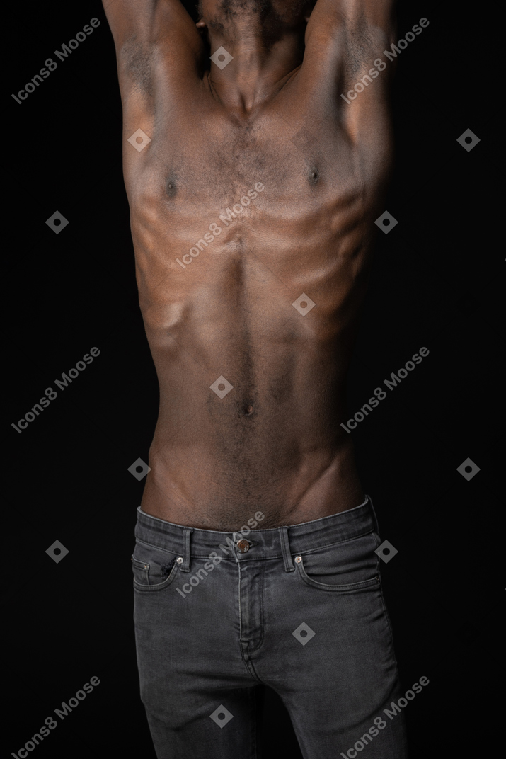 Un uomo muscoloso sullo sfondo nero