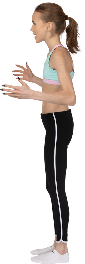 Vista lateral traseira de uma adolescente em roupas esportivas levantando as mãos e discutindo