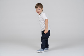 Vista lateral de un niño sonriente con ropa informal