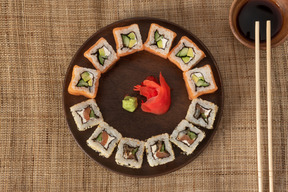 Eine reihe von sushi-rollen auf einer platte