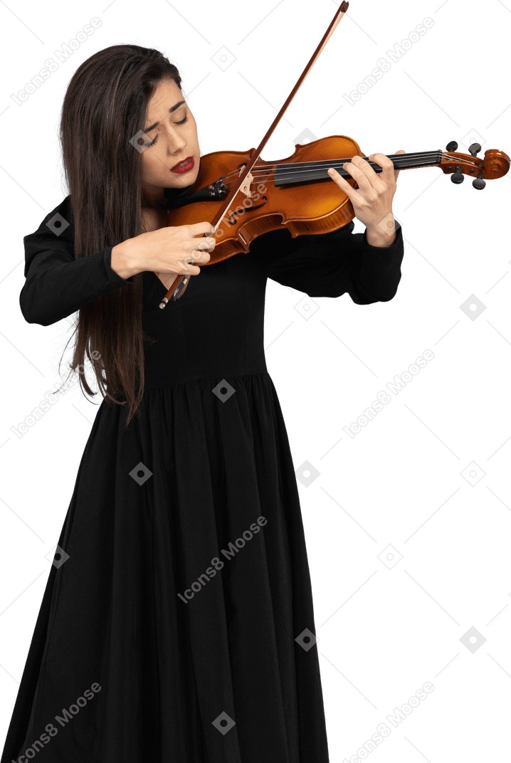 Gros plan, de, a, jeune, femme émotive, dans, robe noire, jouer violon