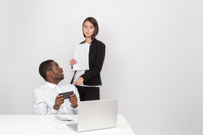 Chefe feminino pegou seu empregado brincando no seu local de trabalho