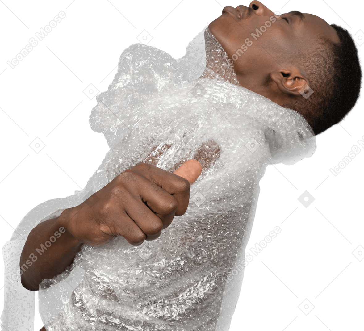 Seitenansicht eines afrikanischen mannes, der versucht, plastikfolie abzunehmen