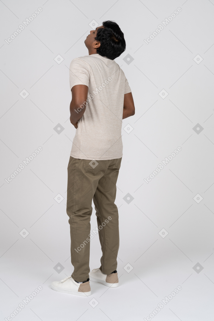 Homme en tenue décontractée debout