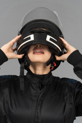 Une jeune femme décollant d'un casque noir