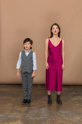 Niño y mujer haciendo cara graciosa
